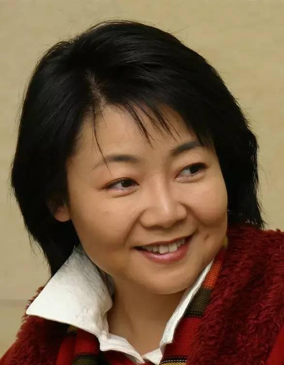 萨日娜：结婚33年只生孩子不做饭，帅气演员丈夫潘军却把她宠成宝