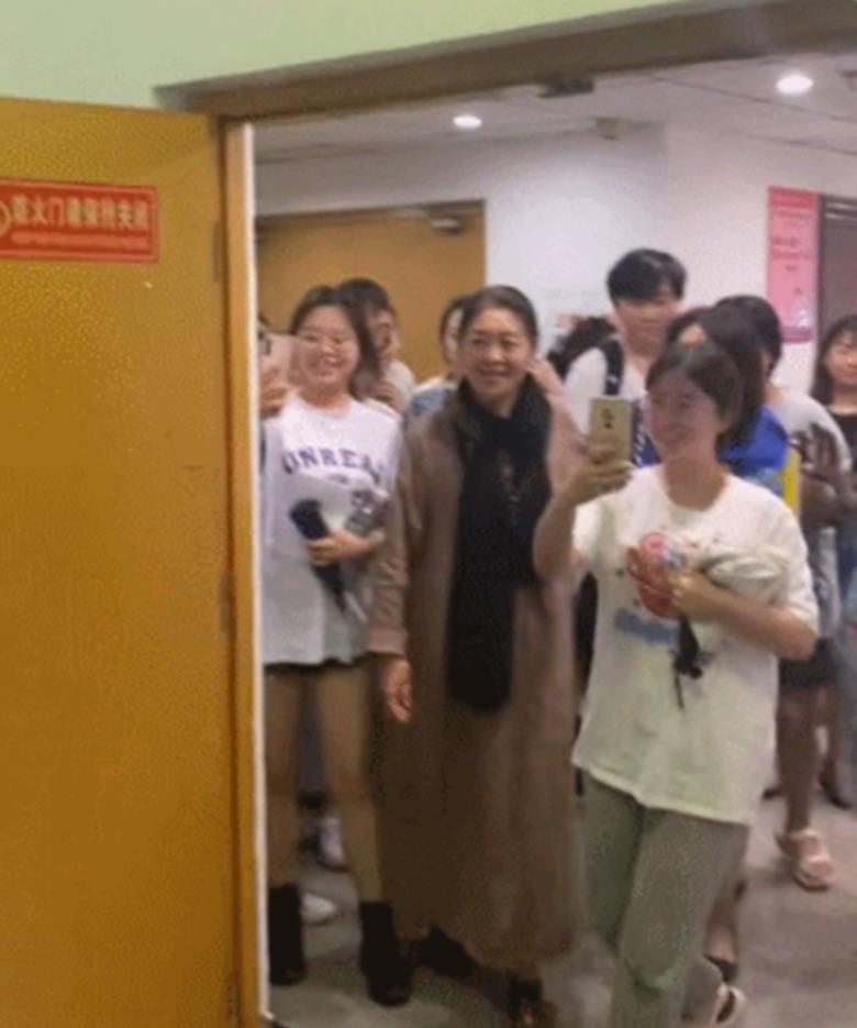 看路人拍倪萍，减肥没变漂亮反而更像老太婆了