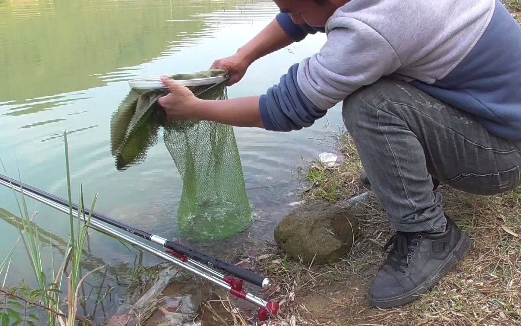 武汉两男子3小时野钓100多斤鱼，本该兴高采烈，反而一脸囧相
