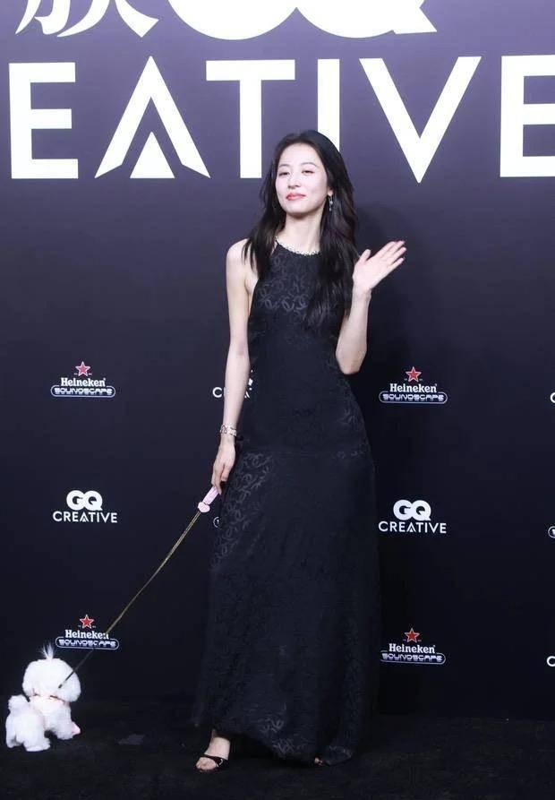 又是红毯！Angelababy金发夺目，李沁翻车，周雨彤牵狗走红毯