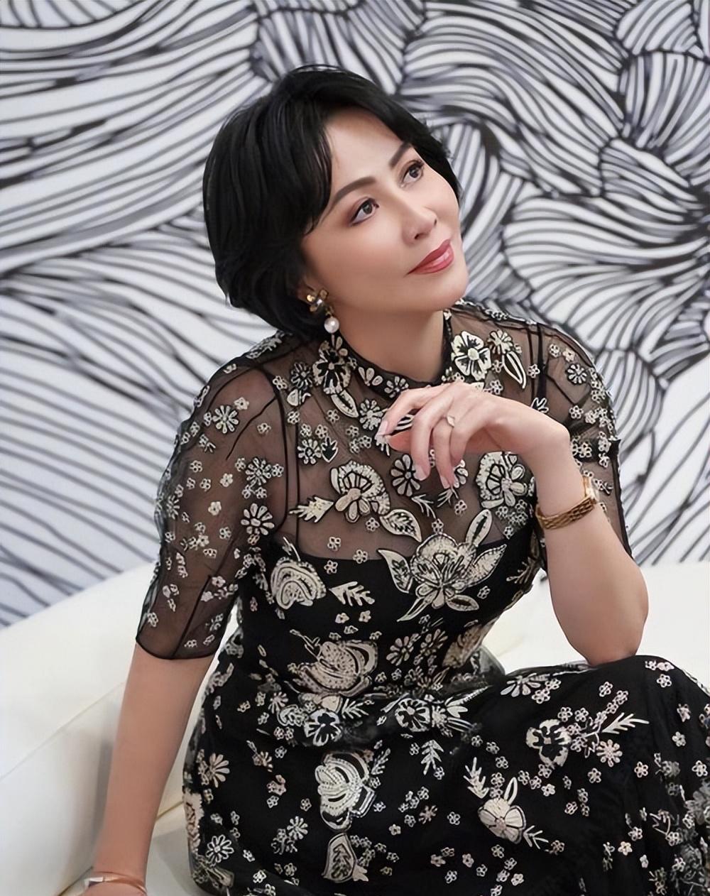 刘嘉玲瞒不住了！难怪33年不和梁朝伟生孩子