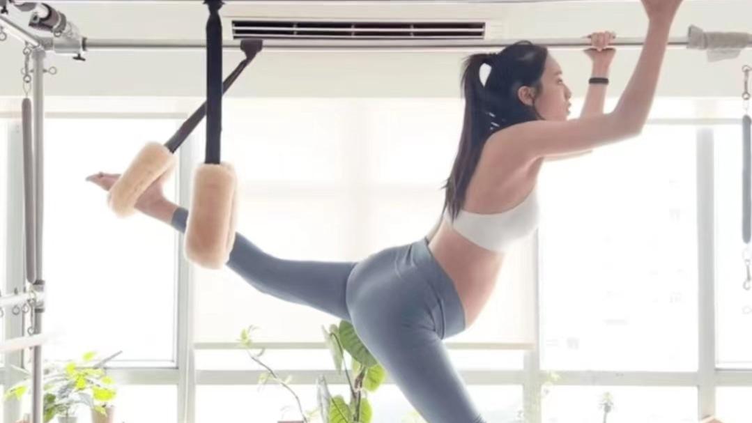 厉害！TVB女神小花挺35周孕肚做瑜伽，动作幅度大一度更站在器械上