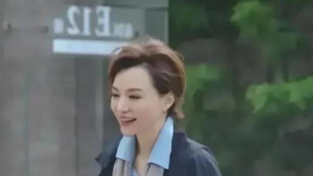 50岁董卿上班生图曝光！简单穿搭也难掩不凡气质，手拿玫瑰人比花还美