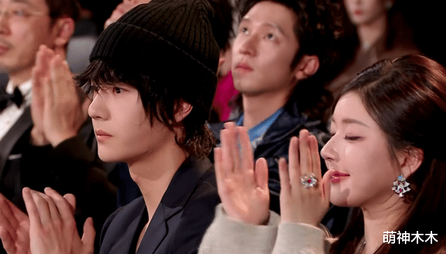 星光大赏台下好精彩：胡歌无聊睡着，赵露思看手机，王一博玩快闪