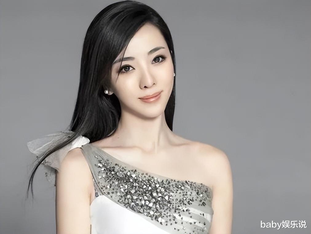 李思思|“央视花旦”李思思：嫁大学同学，3年生2子，婚后被老公宠上天