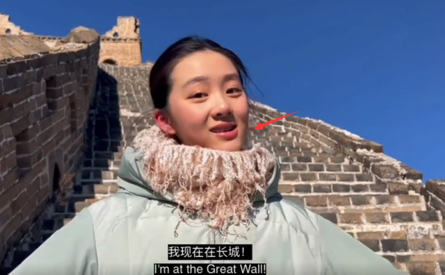 黄忆慈|黄磊女儿多多爬长城录视频,说话扭来扭去嘴歪明显,形态有些奇怪