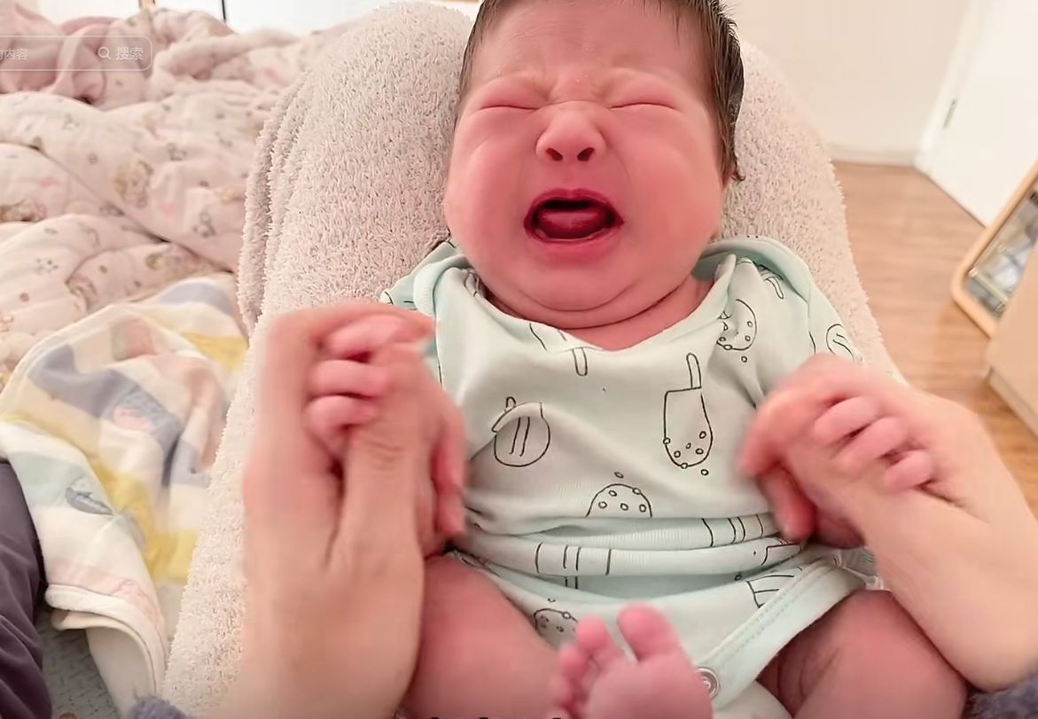 二胎网红宝妈感冒离世,生病不及时送医还拍视频,拿46天孩子挣钱