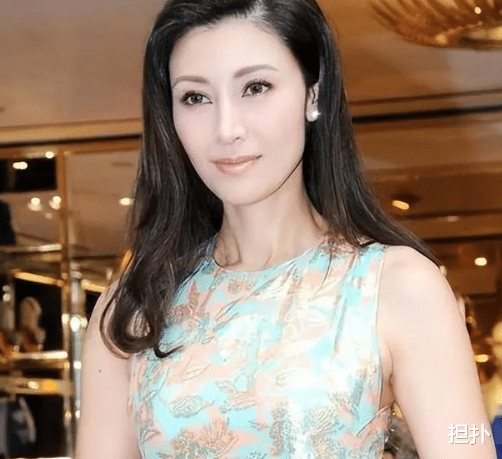 李嘉欣结婚15周年秀恩爱，穿万元鞋子逛上海，旧爱刘銮雄揭其老底