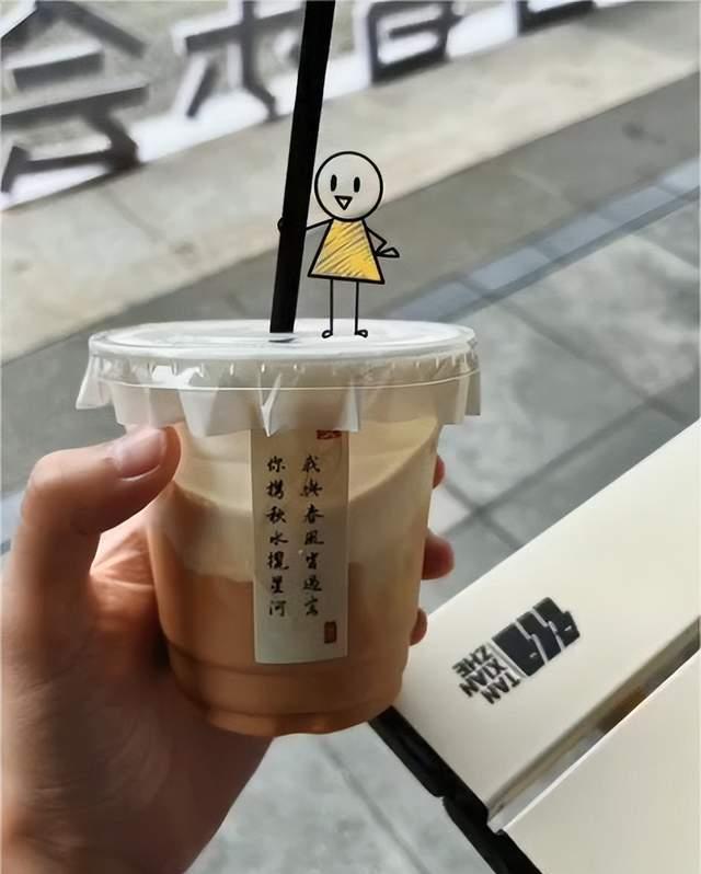 七夕情人节，赵丽颖独自饮酒显孤独，惬意生活让大家羡慕！