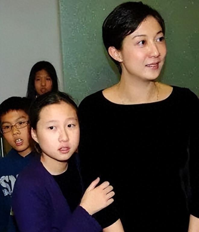 为斩草除根,成龙对乞讨为生的女儿下“毒手”,简直丧尽天良