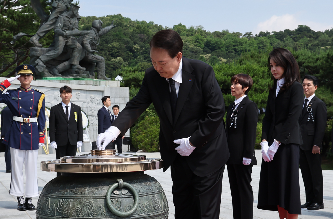 韩国第一夫人出席纪念仪式！穿黑白配戴手套显端庄，娃娃脸抢风头