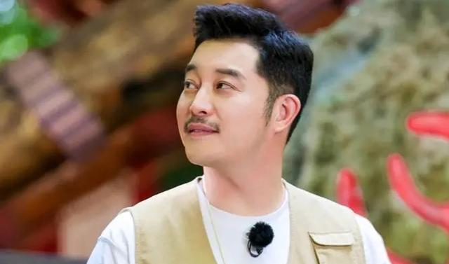 周杰伦 白敬亭、周杰伦头顶稀疏，原来男星早就秃了，观众被骗惨了
