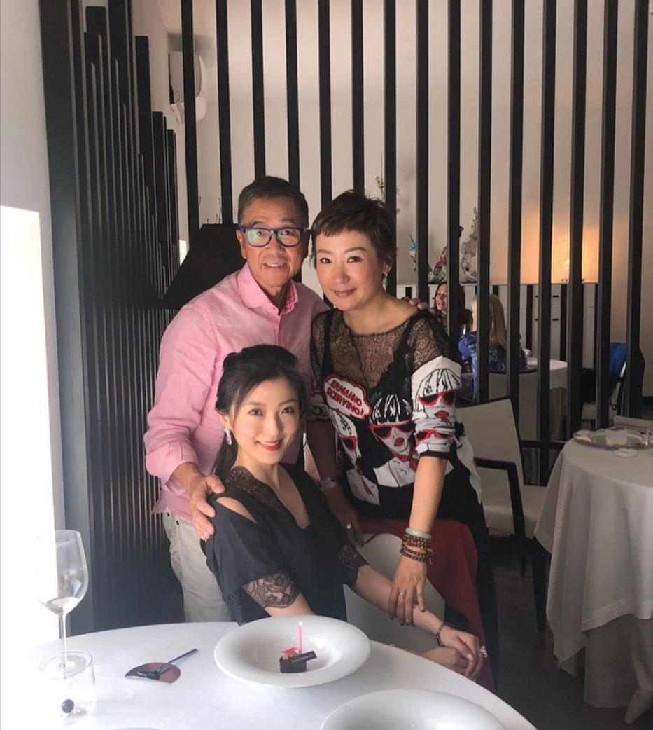 她是香港中环四美，嫁帅气钢琴家却出轨闺蜜老公，今生活依旧精彩！