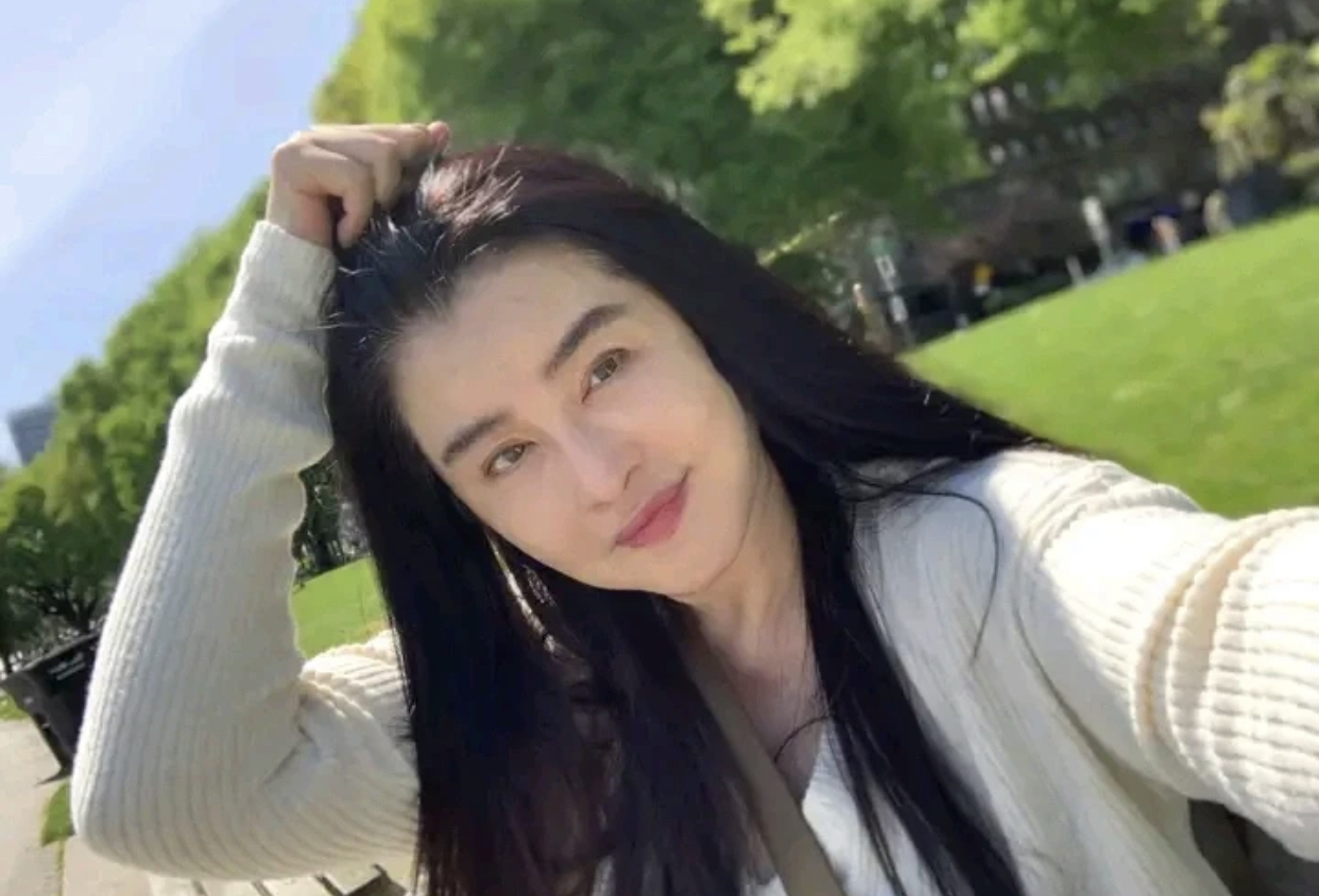 王祖贤|王祖贤加拿大街头被偶遇,小腹微隆长腿仍瞩目,穿69元凉鞋似路人