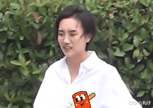 胡歌经纪人妻子罕素颜现身！一头短发不修边幅，母凭子贵地位上升