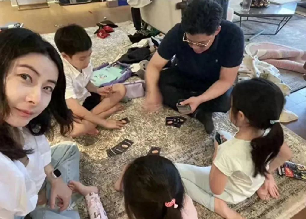 郭晶晶回香港后首现身!穿条纹衫与牛仔裤好似邻家阿姨,太低调了