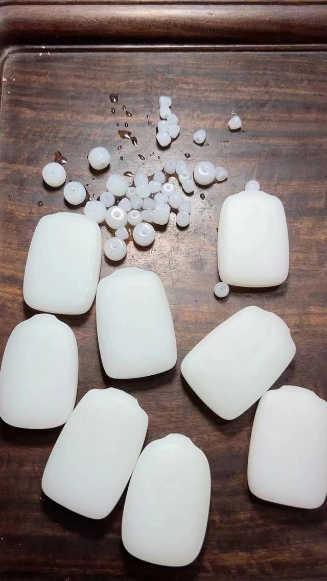 这山料的颜色白糯润性极佳，美死人不偿命