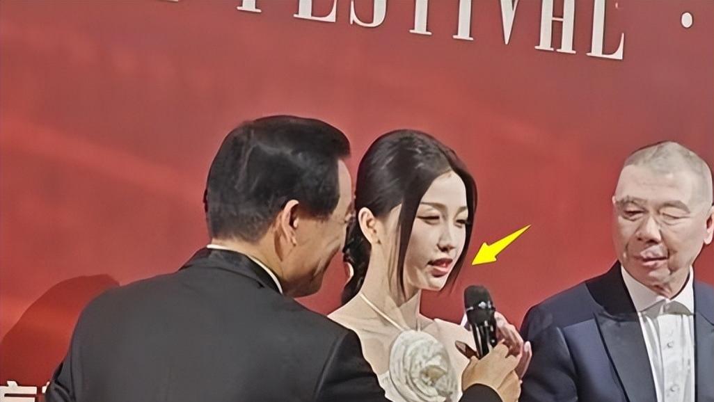 虞书欣和冯小刚走红毯，穿40码鞋站着艰难，生图法令纹太厚重！