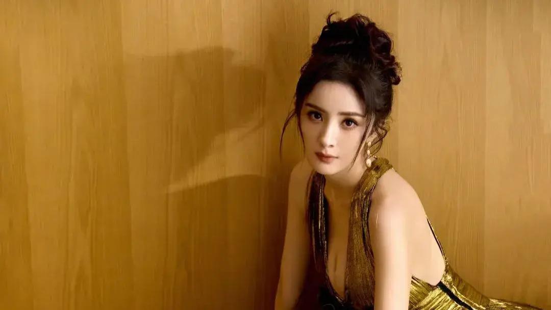 杨幂穿鎏金裙秀出好身材 ，事业线太抢镜了，好像一棵圣诞树？