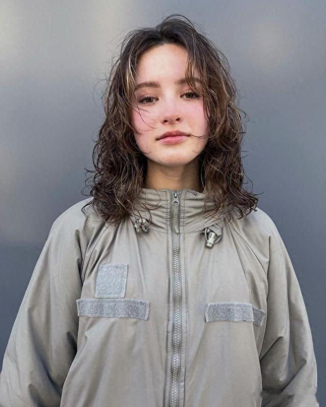 最受欢迎的三种女士发型，搭肩全头卷，微扣锁骨发，精致挂耳短