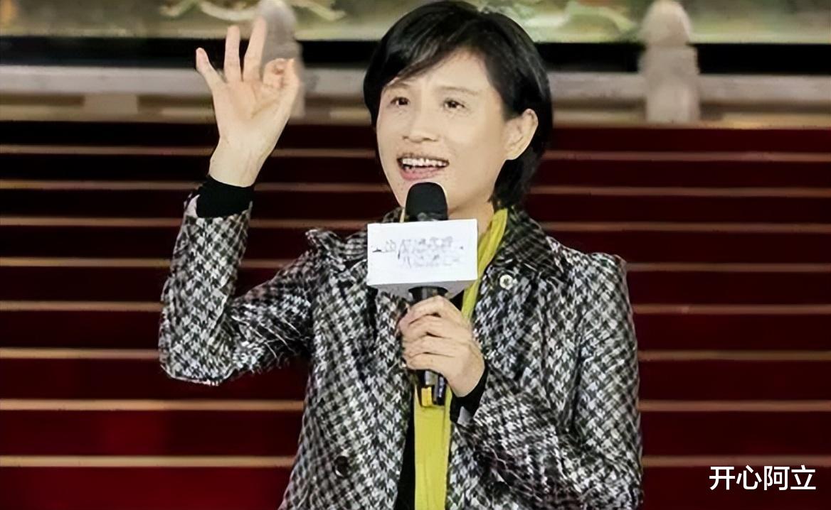 她因声称：“台湾永远不会是中国的一部分”，随后便被明星扇耳光