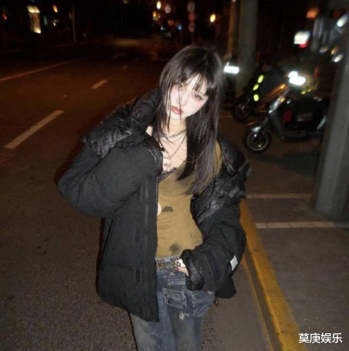 汪峰18岁女儿近照火辣，浓妆艳抹街头夜游，传章子怡走后风格大变