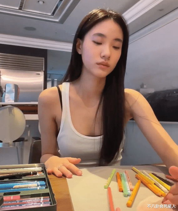 小S|小S二女儿身材火辣,15岁穿短裙秀美腿,被赞“翻版林志玲”