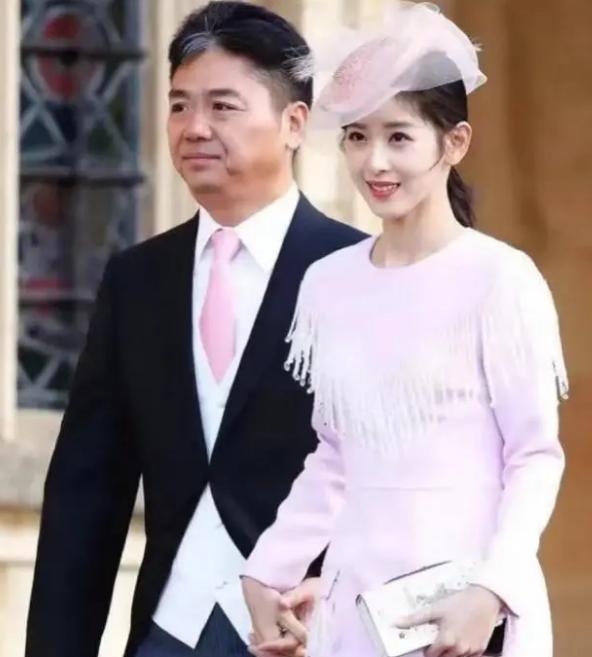 章泽天再现高光时刻!定居英国融入皇室圈,打扮有贵族范