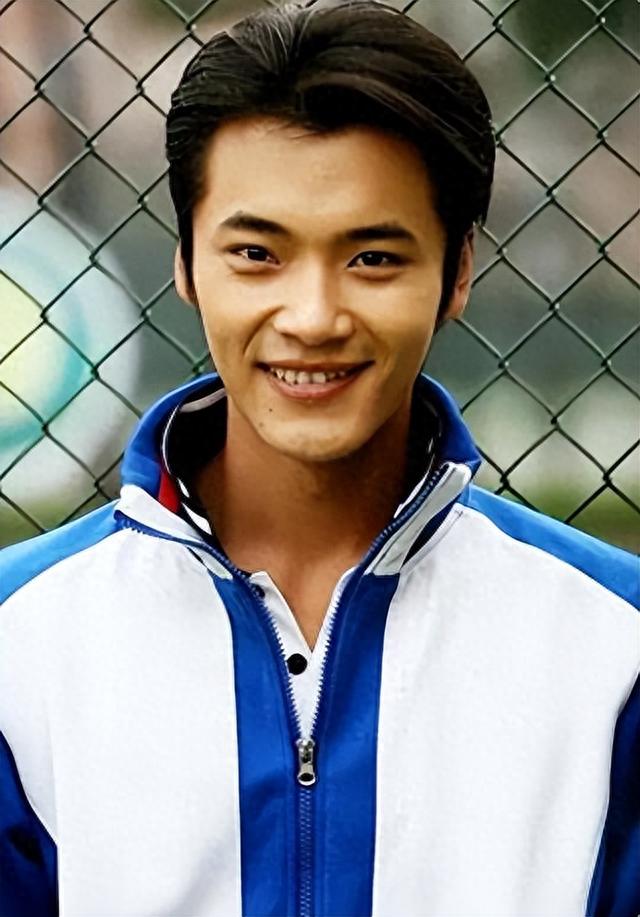 他出道18年不温不火,父亲是《新闻联播》主播,母亲是央视主播