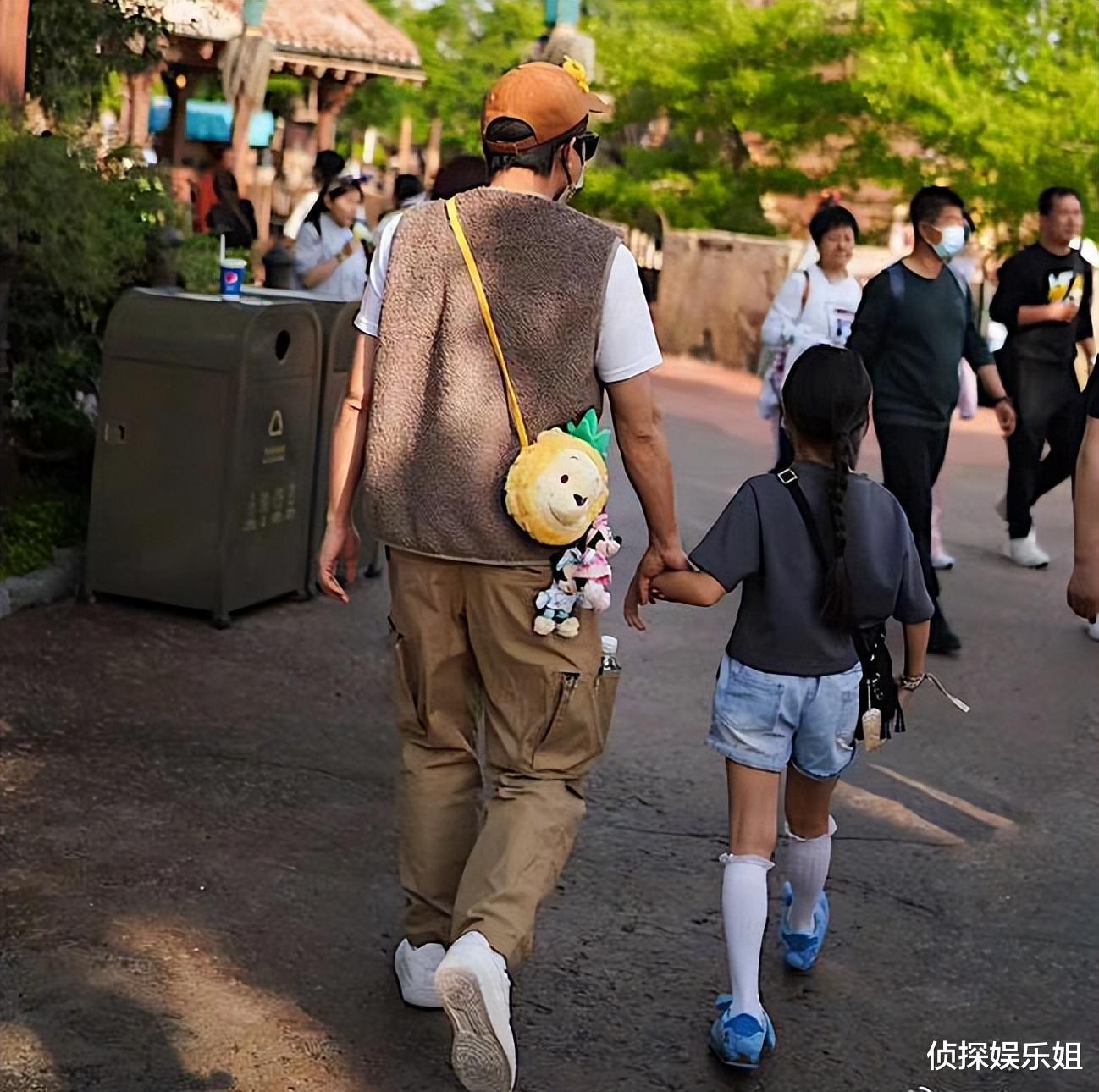 孙俪香港餐厅被偶遇,穿背带裤活泼减龄,凉鞋配长袜被嘲一言难尽