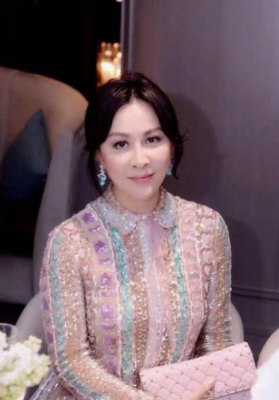 刘嘉玲闺蜜刚亲完梁朝伟,又被爆出轨25岁明星 刘嘉玲:除非我死!