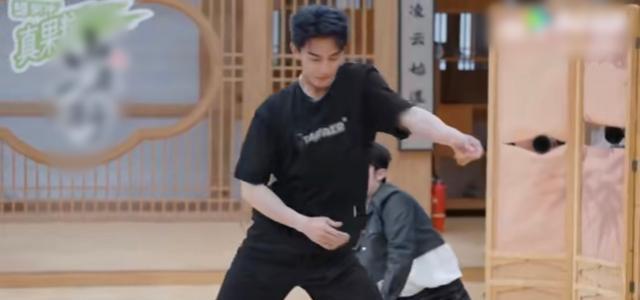 夏之光综艺里舞蹈battle引热议古装打扮面部浮肿鼻子突兀