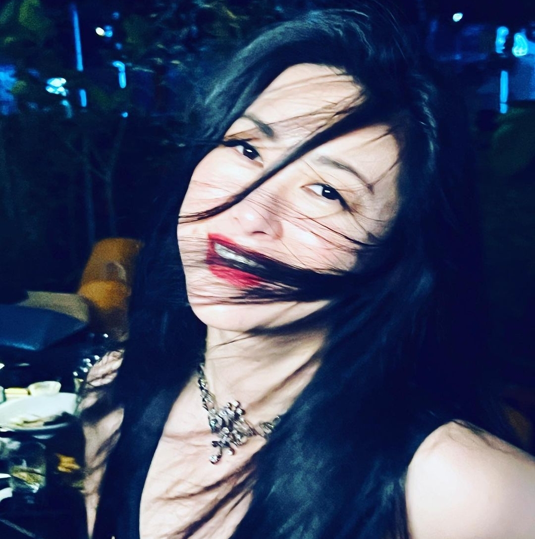 朱珠晒一家三口庆祝39岁生日,罕见与父母同框,富商老爸帅气有型