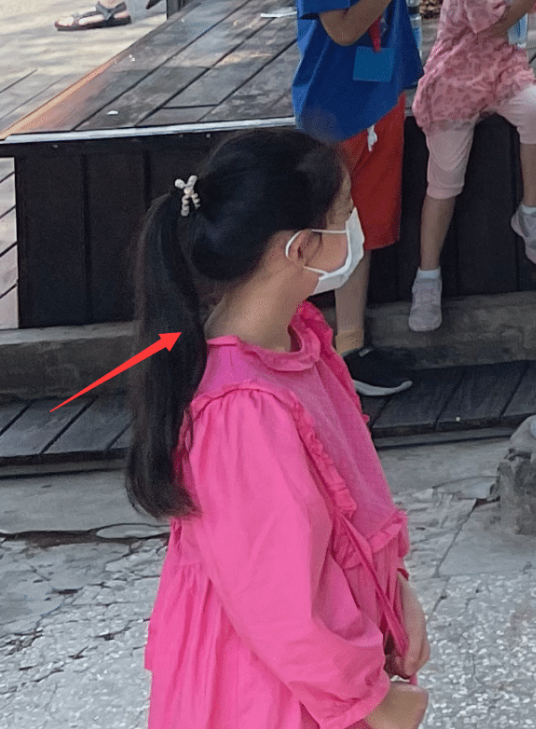 汪小菲女儿近照曝光!含胸驼背,腿上有伤痕,发育太早引网友热议