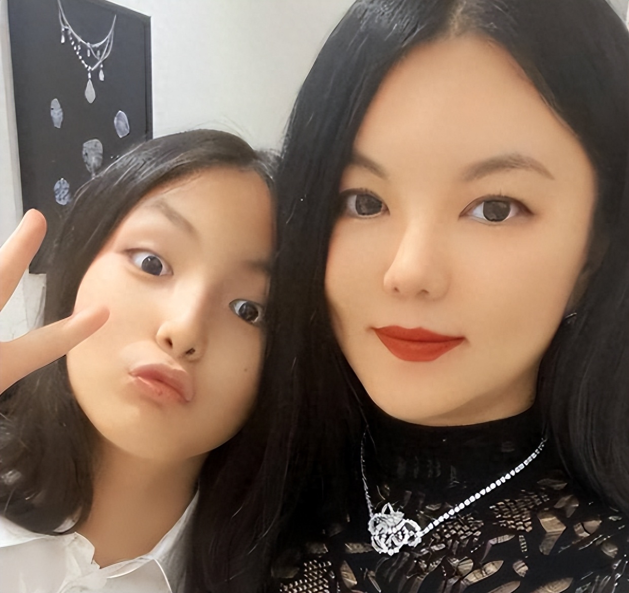 王诗龄谈恋爱了？疑似约会私照流出，李湘富养观念要翻车