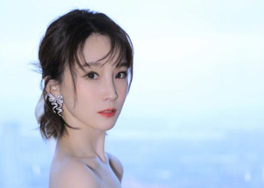 中年女星夏日近照：谢楠瘦削，卢靖姗自嘲脸塌，40岁蒋欣瘦了