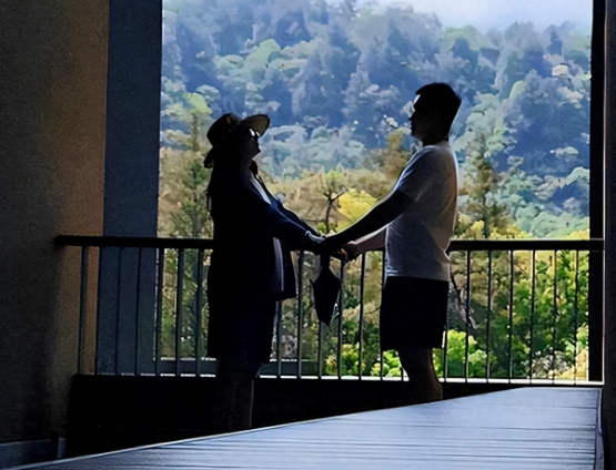 41岁Selina官宣生子,儿子因肺积水全身插满管子,其长相酷似男友