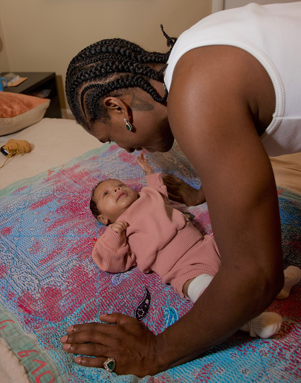 蕾哈娜二胎产后首次亮相!一家四口首次亮相,二胎小儿子正脸来了