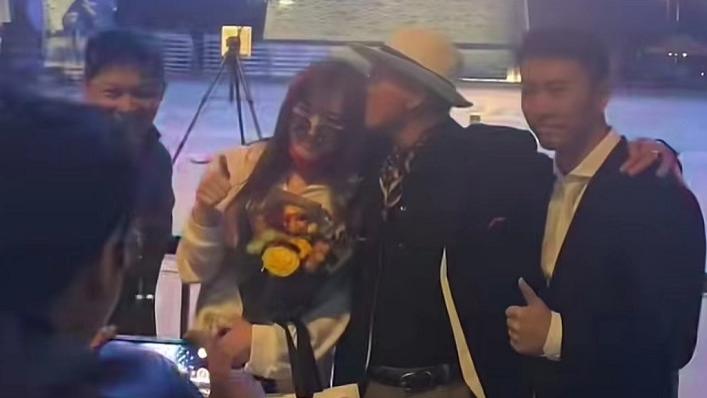 何超仪|65岁万梓良不顾已婚身份，紧搂美女亲吻！对异性太热情频繁惹争议