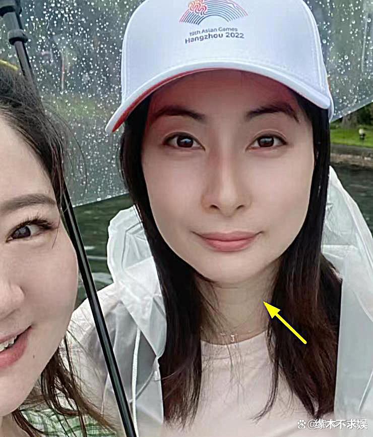 41岁郭晶晶西湖被偶遇,十级美颜仍皱纹明显,戴定制项链太幸福!