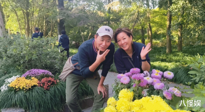 戴军与李静聚会庆生,53岁仍单身,李静傲娇称:他总是听我的