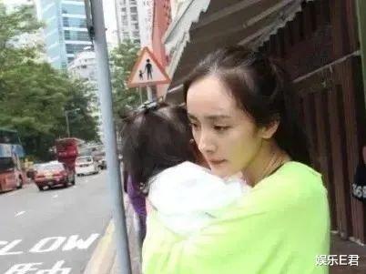 杨幂|杨幂现身香港探望女儿,手拿大盒玩具当礼物,停留一天便匆匆离去