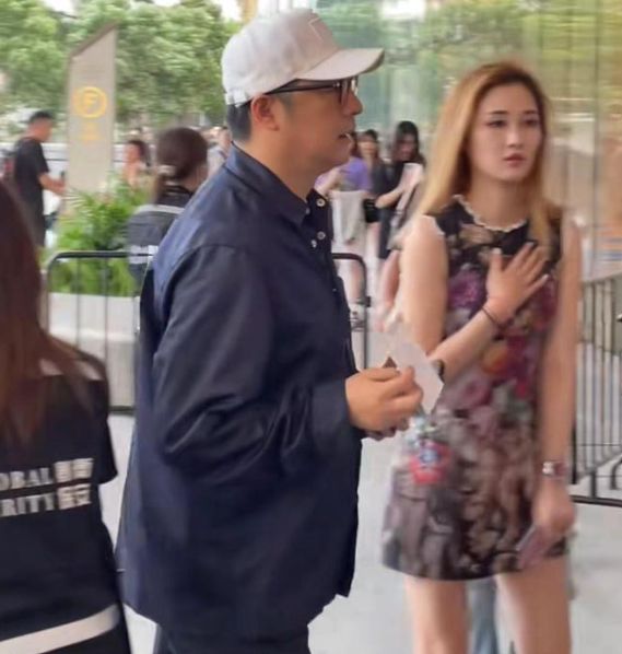 王岳伦搂美女逛街吃饭!当街摸腿搂肩说悄悄话,女方貌美身材好