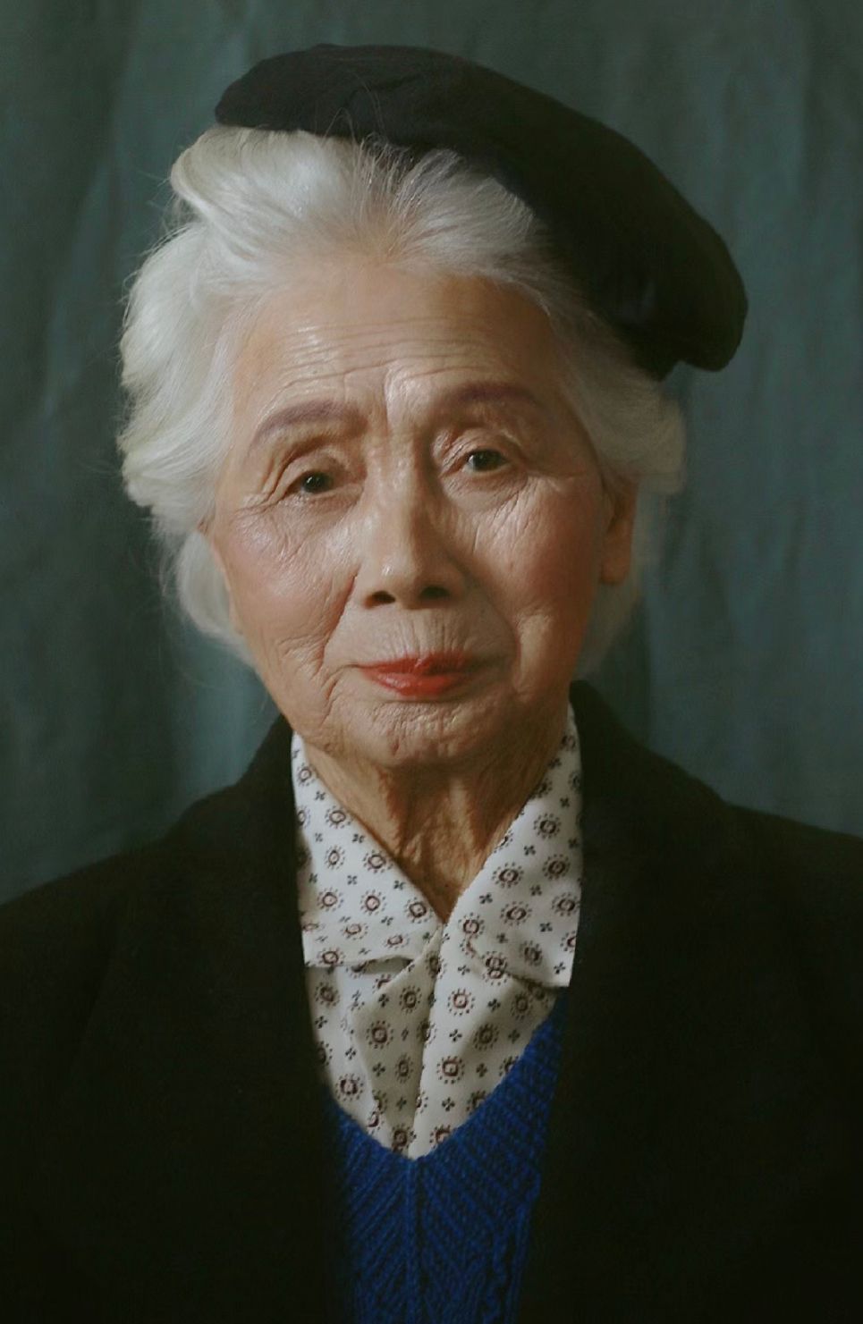 70岁女人:劝你别再染黑发了!