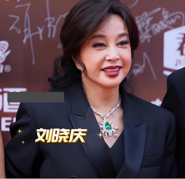 60岁叶童对比69岁赵雅芝,自然老去与医美老去的差距,高下立见