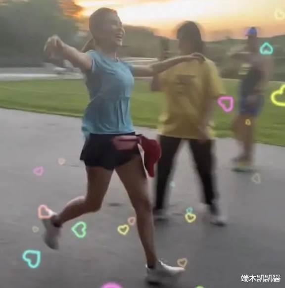 朱迅19岁儿子首曝正脸,身材矮小长相老成,与妈妈相拥似同龄人