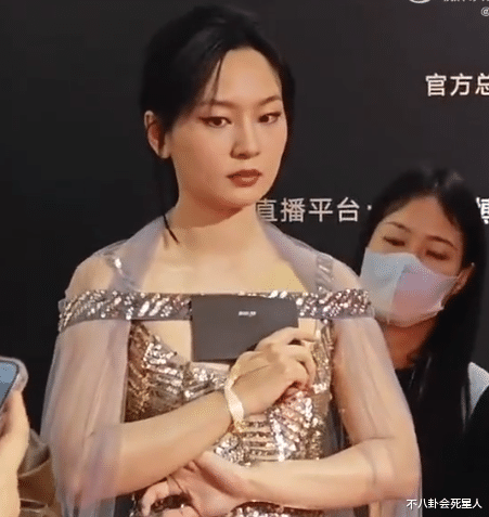 有种尴尬叫周笔畅玩性感,中性风非要露,李宇春也遇同样窘况