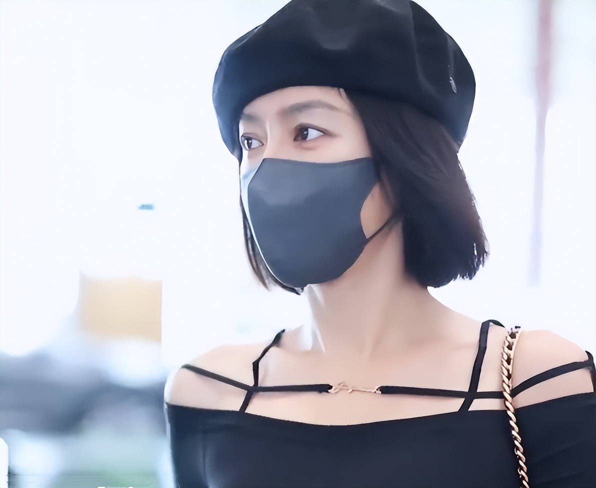 44岁秦岚近照引争议!穿JK装配小白鞋被嘲装嫩,生图下身材五五开