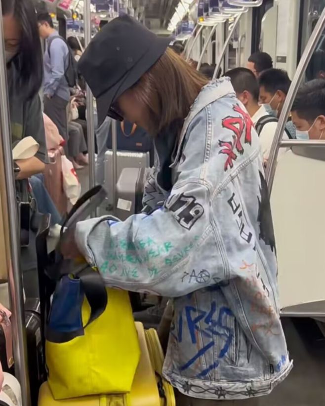 叶振棠|陈意涵乘坐地铁被偶遇，全程站着接地气，未戴口罩无人认出