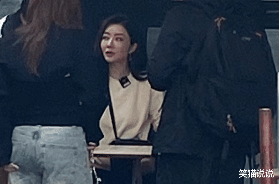 43岁熊黛林与郭可颂外出吃饭:怼脸拍状态佳,皮肤白皙头发浓密!